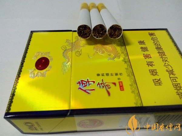 香烟评测     第一次见到长城传奇硬盒装雪茄就被它的富贵的帝王黄色